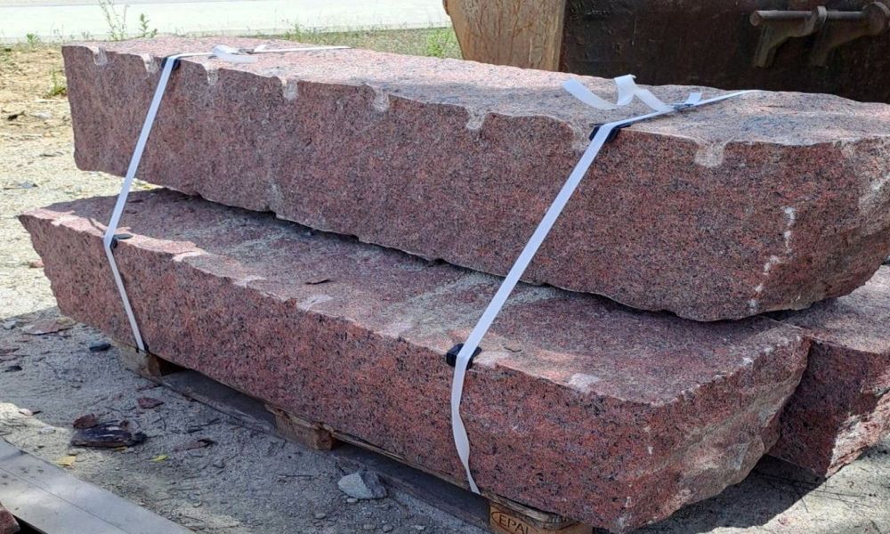 Mauersteine Raudona rot für eine Staumauer